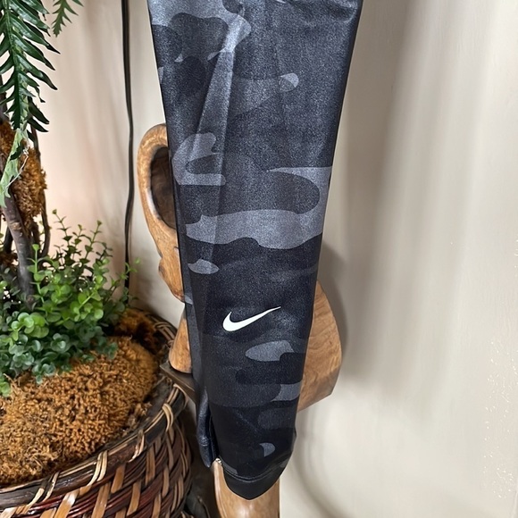 Brand New Nike Dri-Fit One Full Length Mid Rise Shiny Black & Grey Camo Leggings - Picture 11 of 14